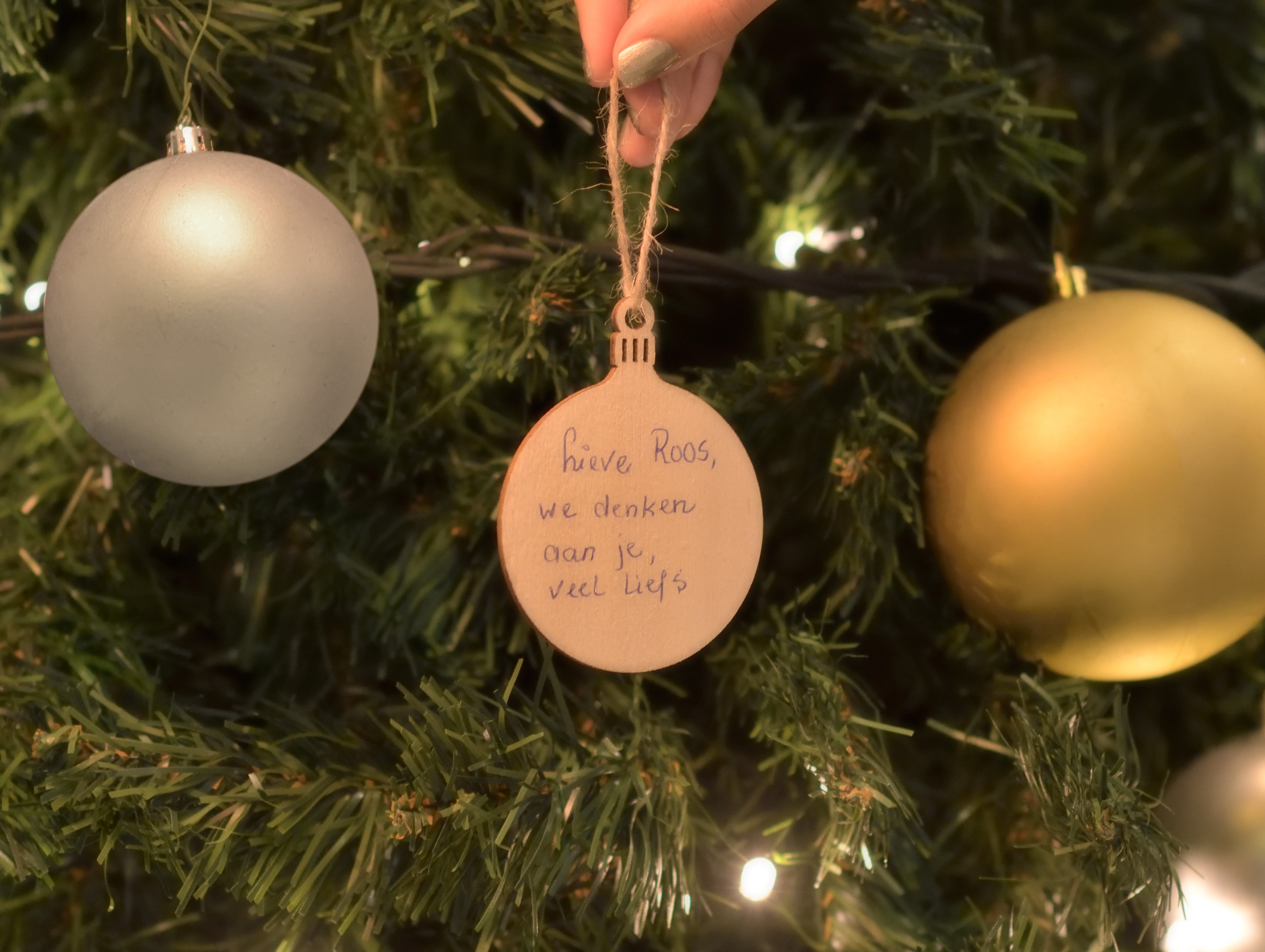 Kerstwens in boom_dichtbij